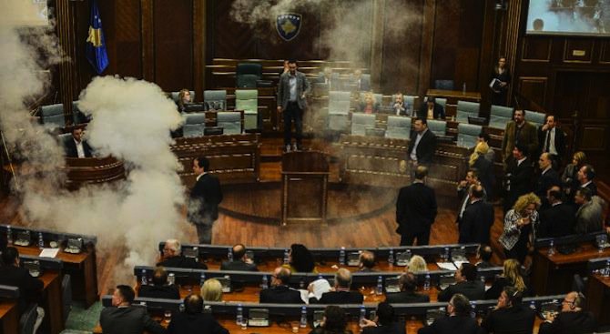 Сълзотворен газ за косовските депутати (видео)