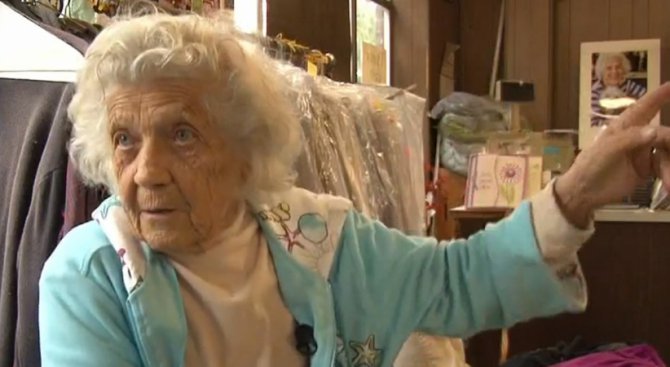 Тя е на 100 г. и работи по 11 часа на ден