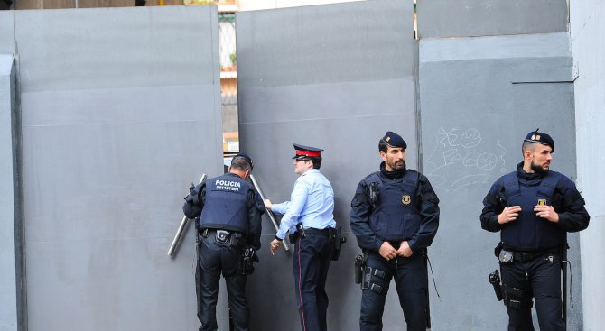 200 полицаи нахлуха в имоти и офиси на бивш каталонски премиер