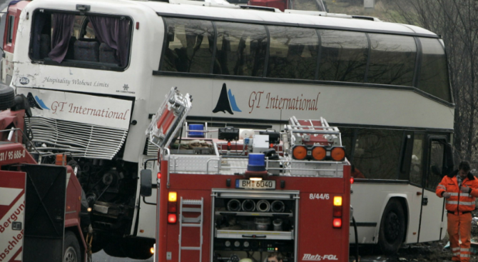 Автобус с 59 деца се преобърна в Германия, има ранени