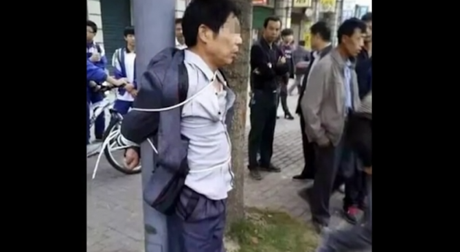 Баща завърза за улична лампа перверзник, преследвал дъщеря му (видео)