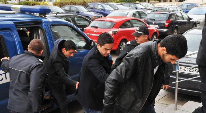 Бургаският съд гледа мерките на трима трафиканти на хора (снимки)