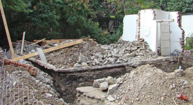 Две семейства са евакуирани след срутването на подпорната стена в Асеновград