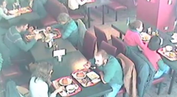 Кой ни пребърква джобовете в ресторантите (снимка+видео)