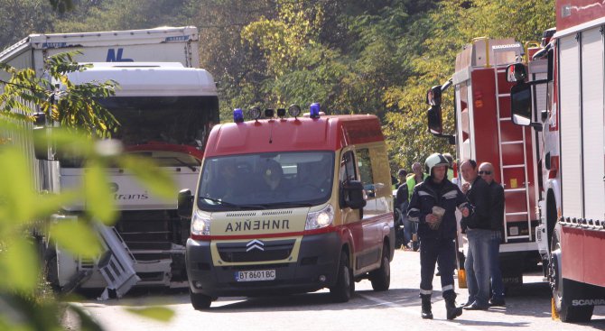 Мъж е починал след катастрофа с ученически автобус в Омуртагско