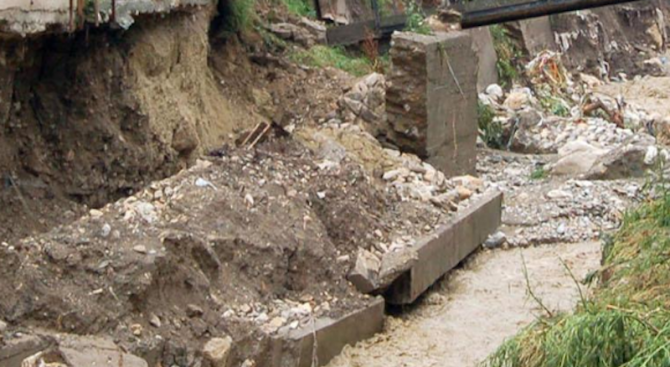 Подпорна стена се срути в асеновградски квартал