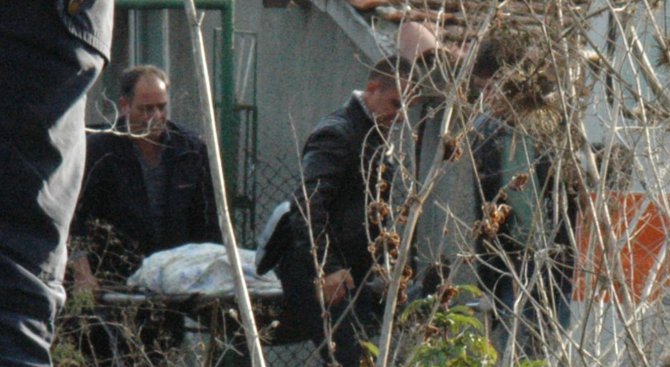 Погребаха застреляните жени от Долно Езерово, психиатър преглежда убиеца им