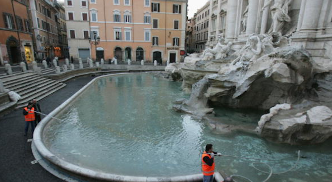 Рим ще прибира монетите от фонтаните