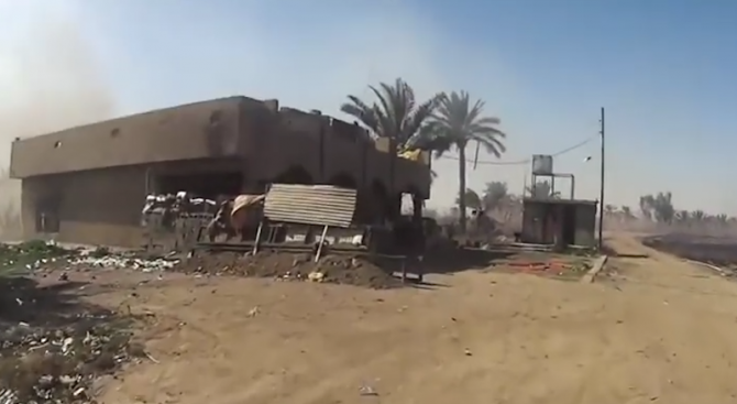 Терорист от &quot;Ислямска държава&quot; засне смъртта си (видео 18+)