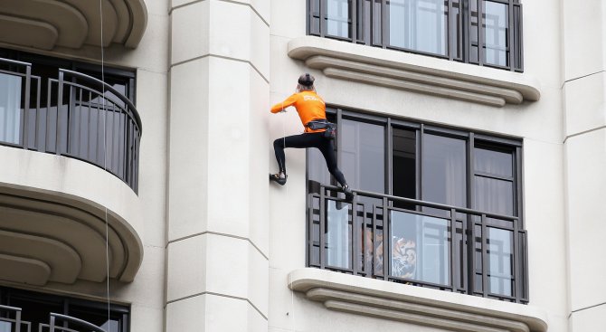 Човекът-паяк изкачи 36-етажна сграда в Париж