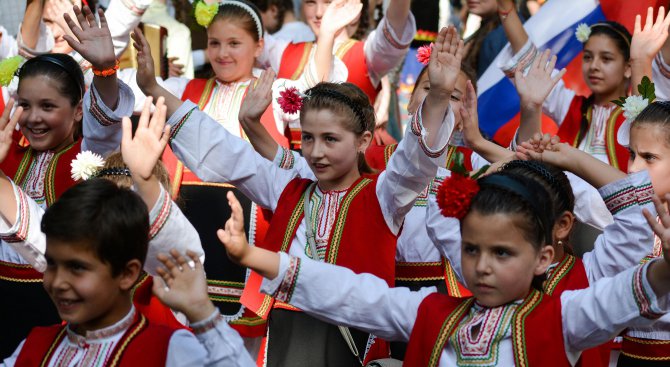 Хиляди деца завладяват Банско с песни, танци, рисуване и театър