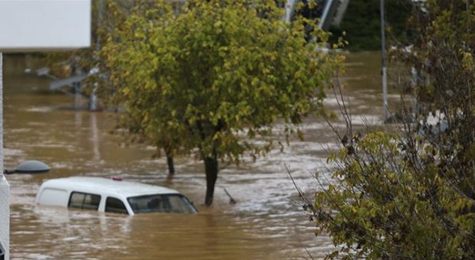 Наводненията в Португалия взеха жертва (видео)