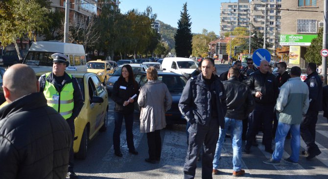 Полицаи и надзиратели протестираха тази сутрин пред женския затвор в Сливен