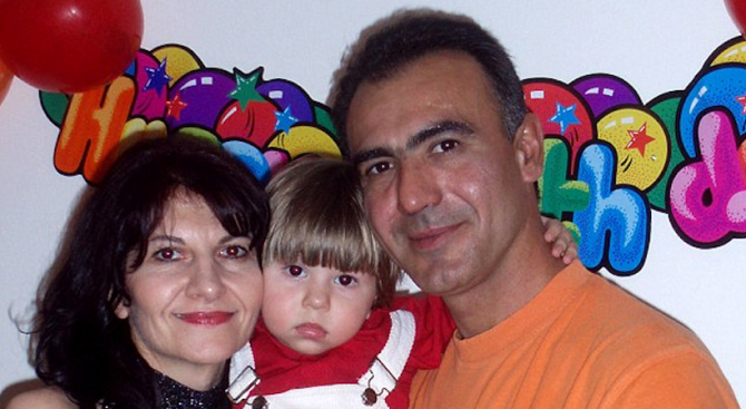Родители в Румъния се самоубиха, след като синът им почина от тумор