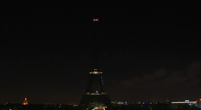 Айфеловата кула потъна в мрак в знак на траур (видео)