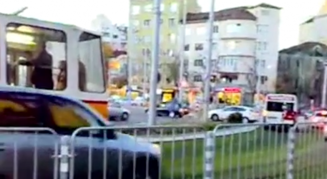 Десетки автомобили непрекъснато газят единствените зелени релси в София (видео)