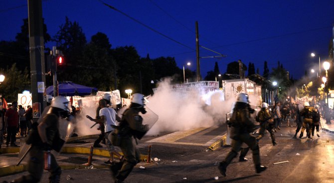 Гърция: Сълзотворен газ и протести (обновена+видео)