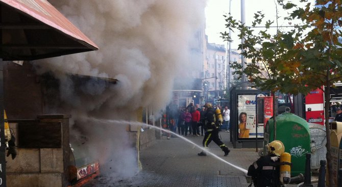 Изгоря павилион за закуски в центъра на София (видео+снимки)