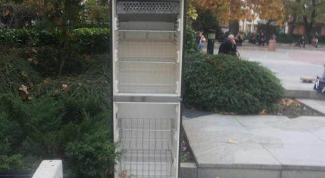Изпотрошиха хладилника за бедни в Пловдив (снимки)