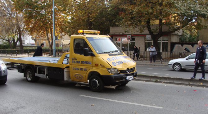 Кола на Пътна помощ участва във верижна катастрофа в Пловдив (снимки)