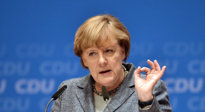 Меркел подкрепя своя вътрешен министър след спор за бежанците