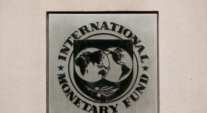 МВФ ни препоръча да затегнем коланите