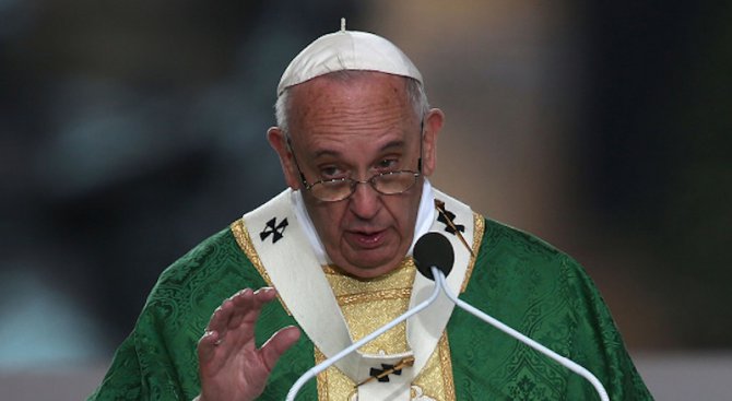 Папа Франциск призова отново Църквата да избягва изкушенията на властта и парите