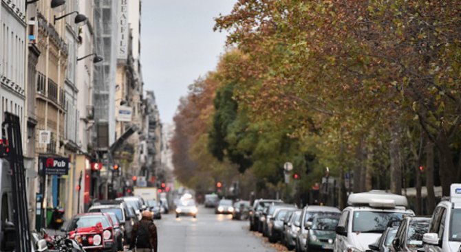 Приятелят на ранена в Париж: Получих сакото й с дупка от куршум