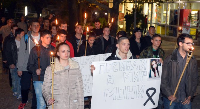 Траурно шествие в памет на убитата 15 – годишна ученичка Симона Великова се проведе в Сливен (снимки