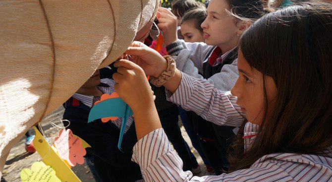 Деца закачиха книжни лястовички с послания във Варна (снимки)