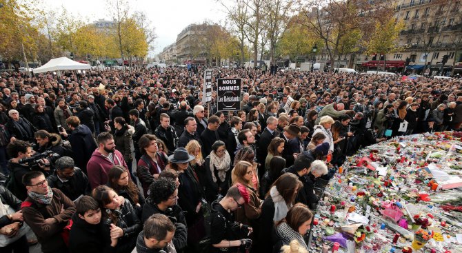 Франция и Европа запазиха минута мълчание в памет на жертвите на атентатите в Париж (видео+снимки)