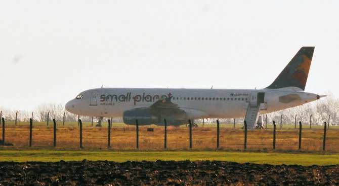 Няма бомба на извънредно кацналия в Бургас самолет