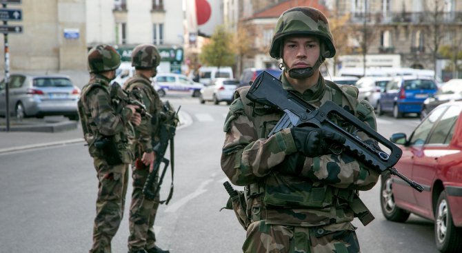 Рода на организатор на парижките атентати е взривилата се жена