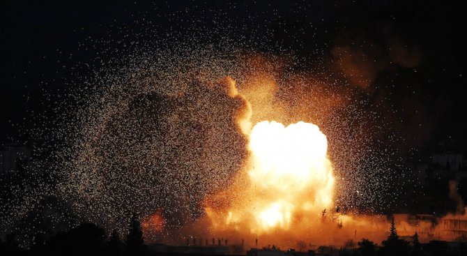 Русия пуска бомби с надпис &quot;за Париж&quot; срещу &quot;Ислямска държава&quot; в Сирия (видео)