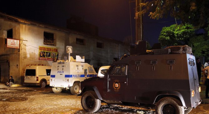 Турската полиция арестува трима заподозрени за атентатите в Париж