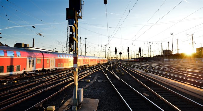 Високоскоростен влак дерайлира във Франция. 11 жертви