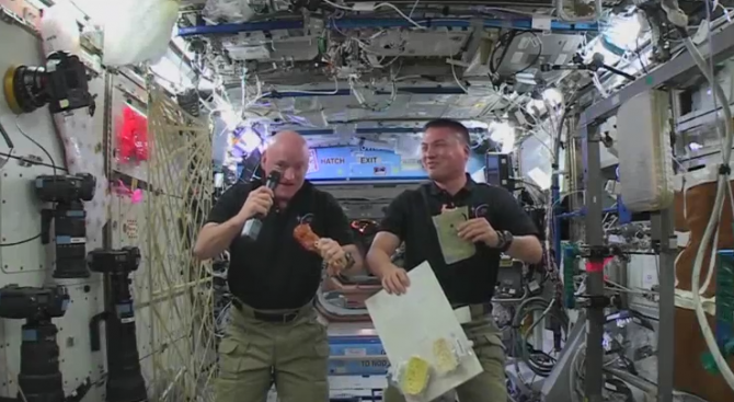 Как се приготвя пуйка на Международната космическа станция (видео)