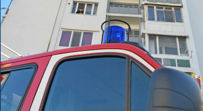 Пожар е избухнал в жилищен блок в Бургас