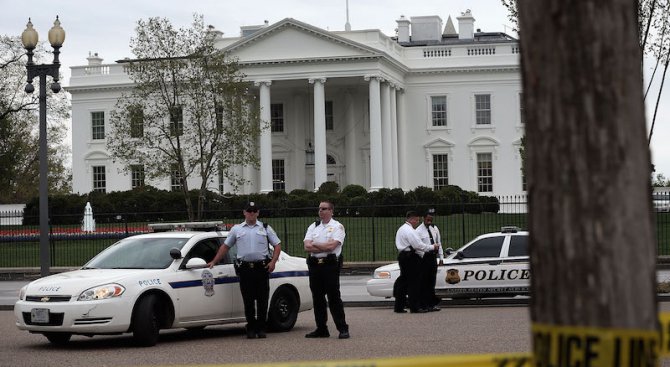 Полицията във Вашингтон задържа мъж, който прескочи оградата на Белия дом (видео)