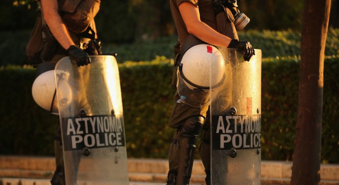 В Солун задържаха българско семейство, принуждавали дъщеря си да проституира