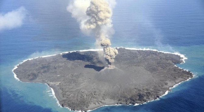 Вулкан създава нов остров пред очите ни
