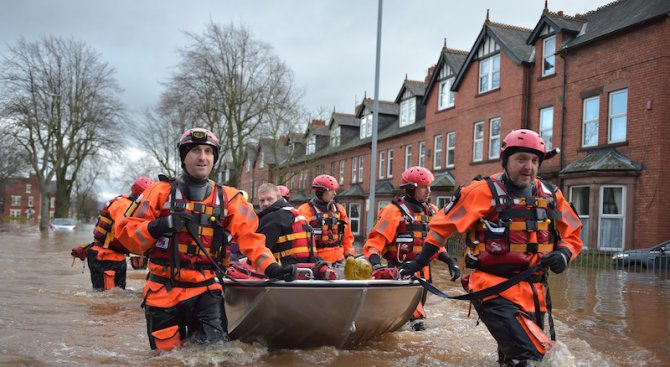 Бурята ''Дезмънд'' потопи Северозападна Великобритания (снимки+видео)