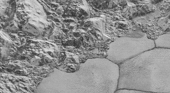 НАСА показа детайлни снимки на Плутон (видео)