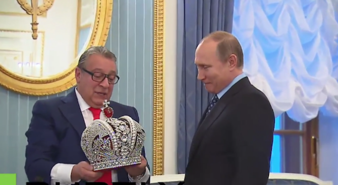 Подариха императорска корона на Владимир Путин (видео)