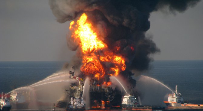 Пожар на нефтена платформа в Каспийско море погуби 32 души (видео)