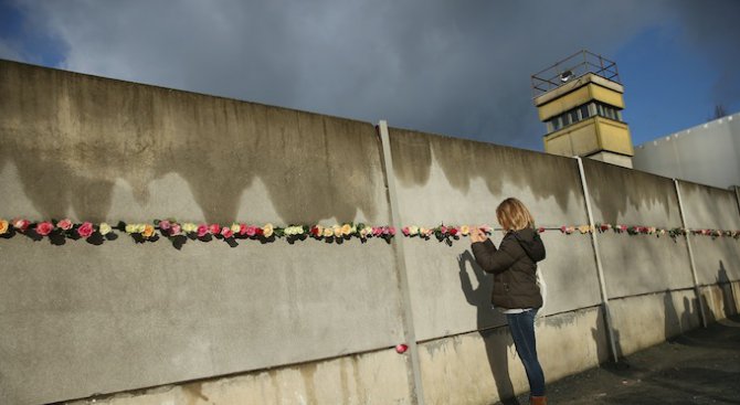 Работници съсипаха парчето от Берлинската стена в София