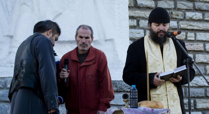 Сливенски свещеник отслужи панихида за загиналите руснаци в Сирия (снимки)
