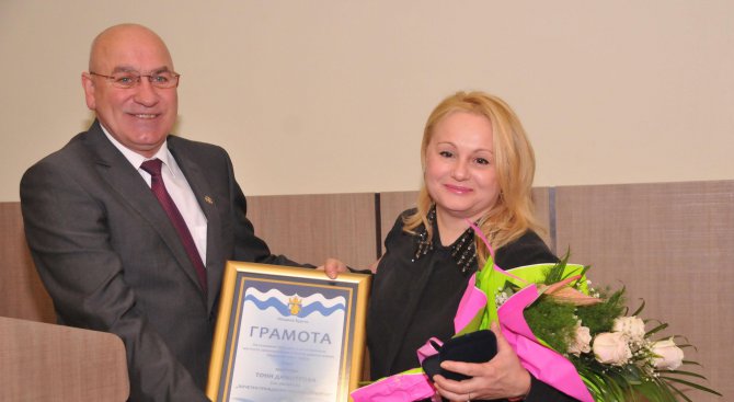Тони Димитрова получи званието &quot;Почетен гражданин на Бургас&quot; (снимки)