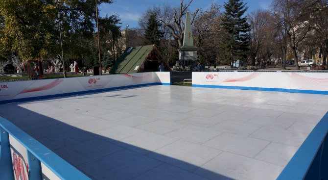 Безплатна ледена пързалка за празниците във Варна (снимки)
