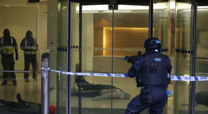 Кадри, свързани с  Ислямска държава, откриха в телефона на нападателя от лондонското метро